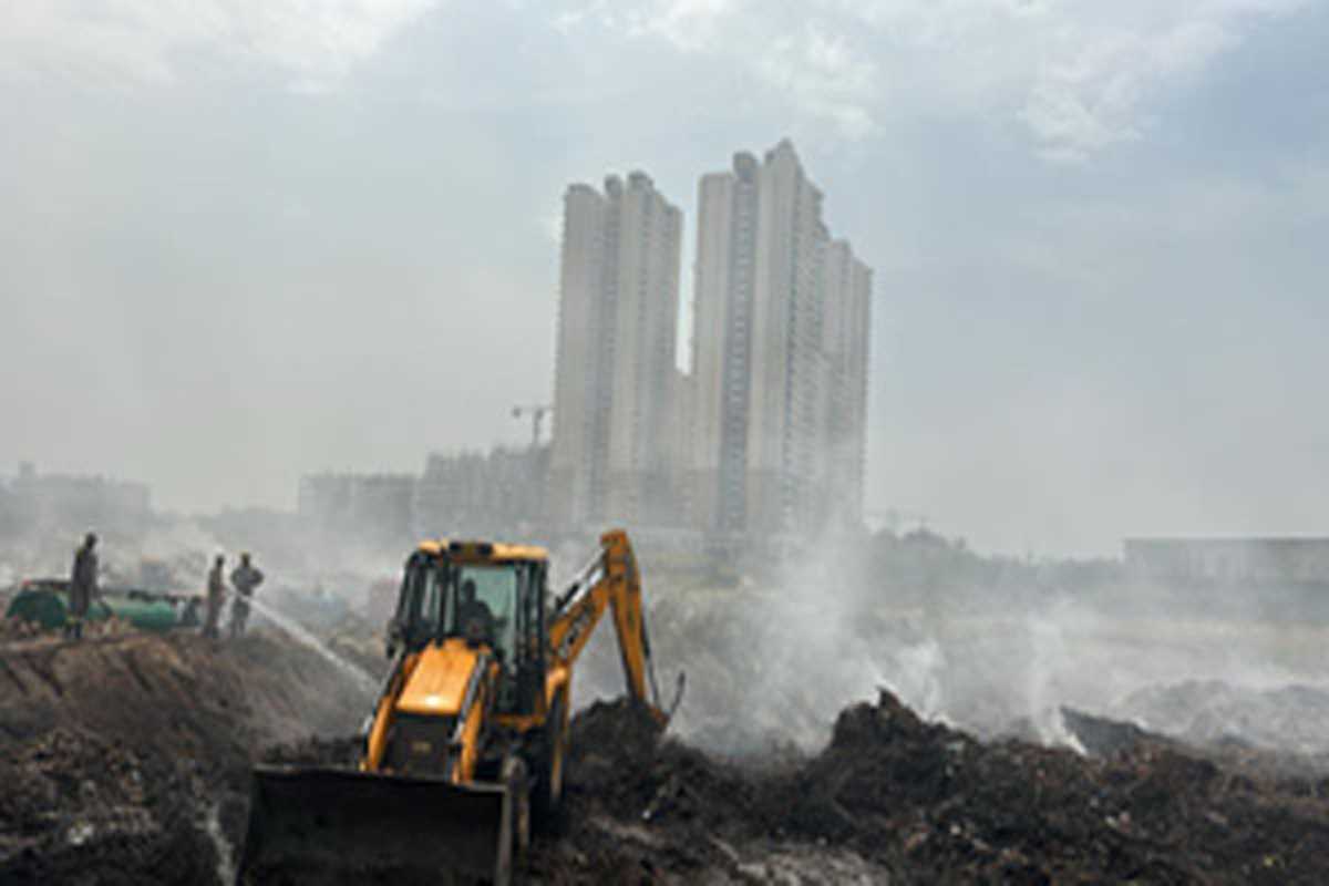 नोएडा : 48 घंटे बाद भी धधक रही डंपिंग ग्राउंड की आग, बुझाने में लग सकते हैं और दो दिन